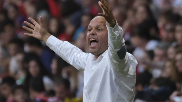 José Alberto, entrenador del Sporting, dando indicaciones durante un partido.
