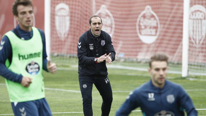 Eloy Jiménez anima a los jugadores del Lugo en un entrenamiento previo al duelo con el Huesca.