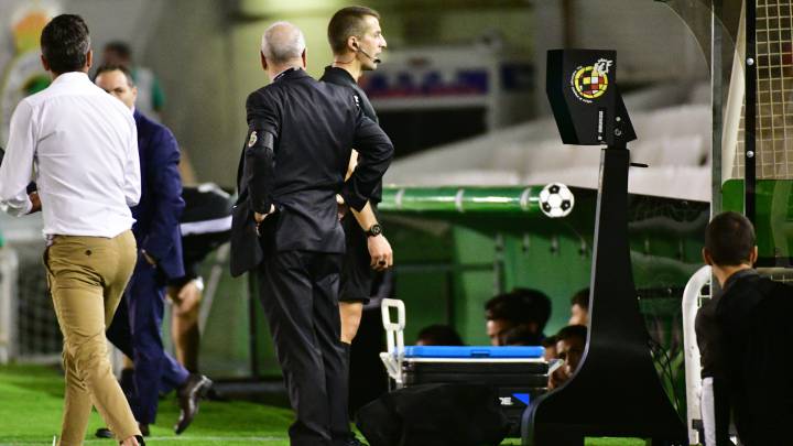 Iván Ania revisando el VAR junto al árbitro.