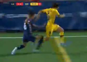 Riqui Puig se va en camilla del campo de Llagostera