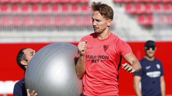 De Jong realiza un ejercicio de fuerza con un miembro del cuerpo técnico durante un entrenamiento de esta semana.