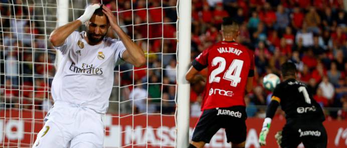 Benzema se lamenta tras mandar un balón al larguero.