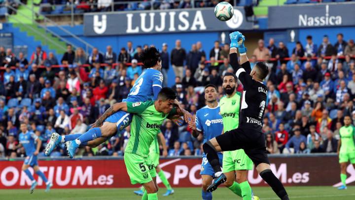 Iván Cuellar despeja el balón ante su compañero.