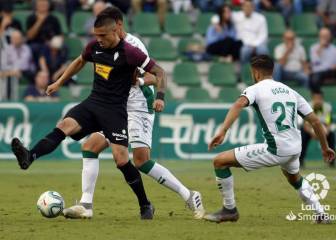 José Alberto coge aire a costa de la pájara del Elche en casa