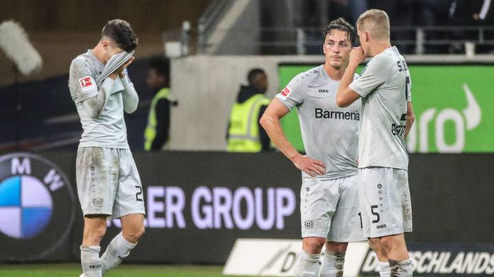 Los jugadores del Bayer Leverkusen tras caer contra el Eintracht.
