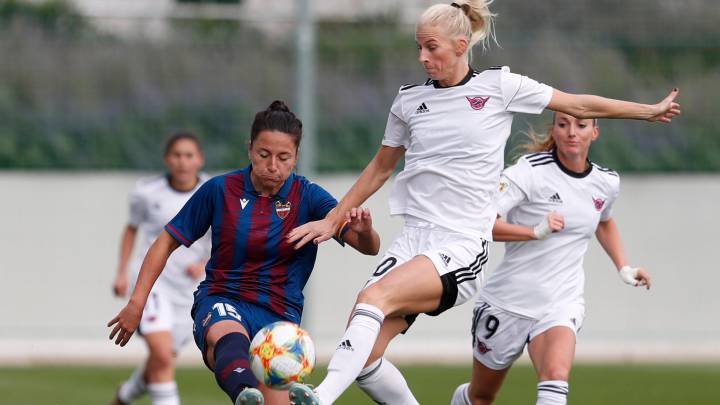 Jakobsson intenta controlar un balón durante el Tacon-Levante.