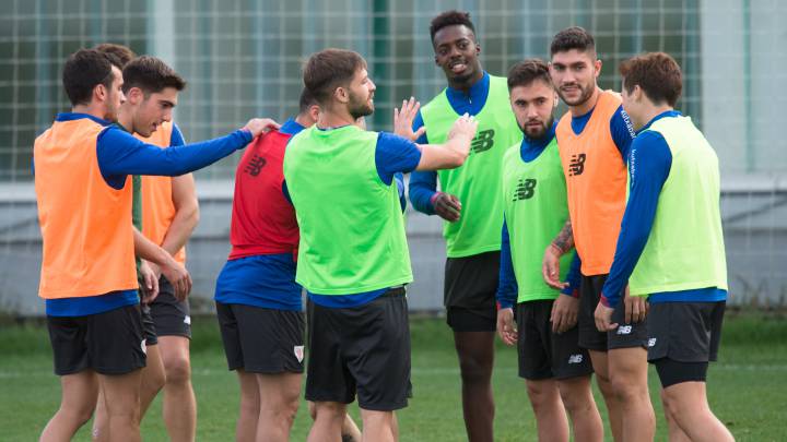 Varios jugadores del Athletic hacen el pasillo a Córdoba en los ejercicios de ayer para el clásico pasadizo lleno de collejas.