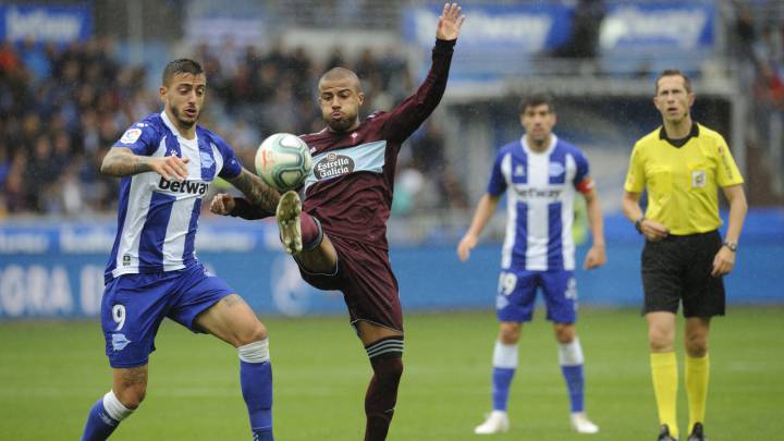 Rafinha controla el balón ante Joselu en el partido entre el Alavés y el Celta en Mendizorroza.