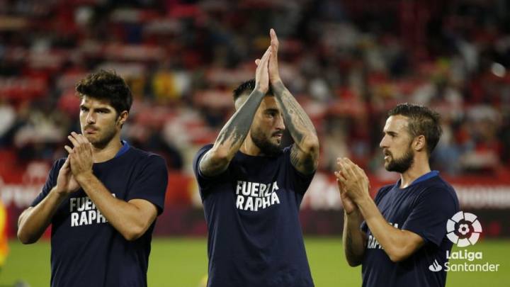 Los jugadores del Levante con camisetas de apoyo a Raphael Dwamena.