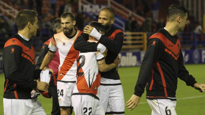 Bebé abraza a Pozo, tras la victoria ante el Extremadura.
