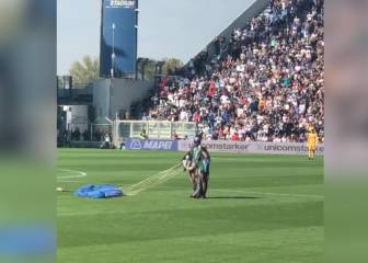 No, no se ha visto todo aún: un espontáneo invade el campo del Sassuolo-Inter en paracaídas