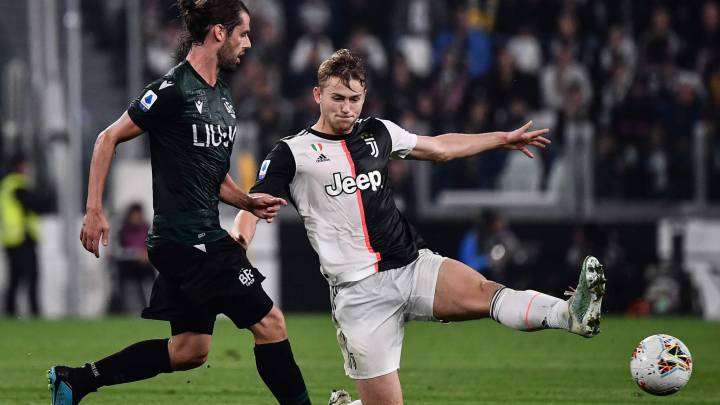 De Ligt saca un balón ante Andrea Poli durante el Juventus-Bolonia de la Serie A en el Juventus Stadium.
