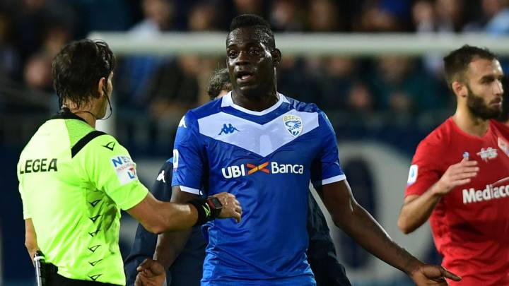 Mario Balotelli se lamenta de una decisión arbitral.