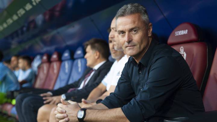 Fran Escribá, en los prolegómenos del partido entre el Eibar y el Celta en Ipurua.