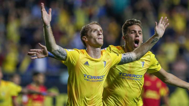 Álex Fernández celebra uno de los goles del Cádiz ante Las Palmas.