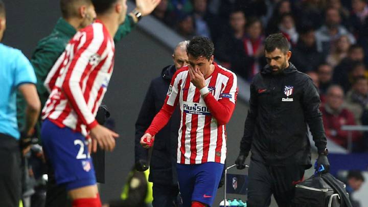 Giménez se retira lesionado contra el Bayer Leverkusen.
