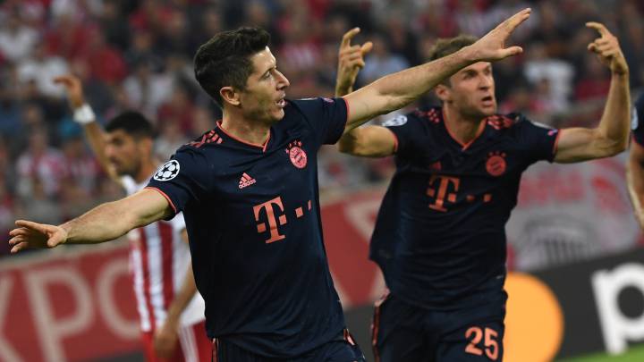 Robert Lewandowski celebra su gol al Olympiacos con el Bayern.