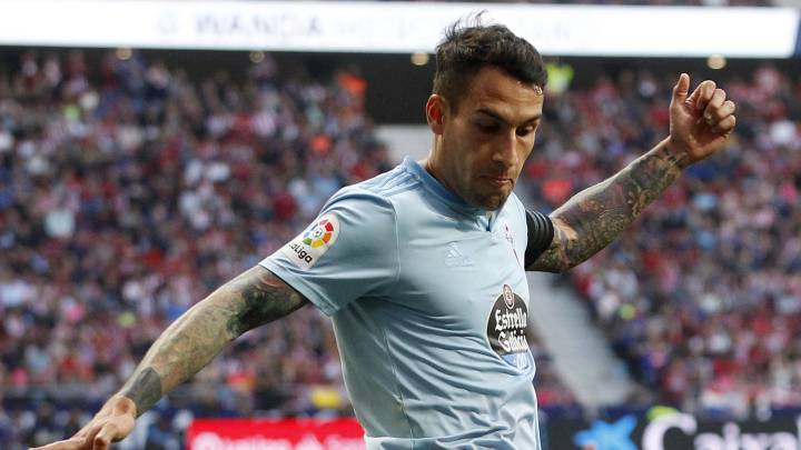 Hugo Mallo se dispone a golpear el balón con la pierna derecha durante un partido del Celta.