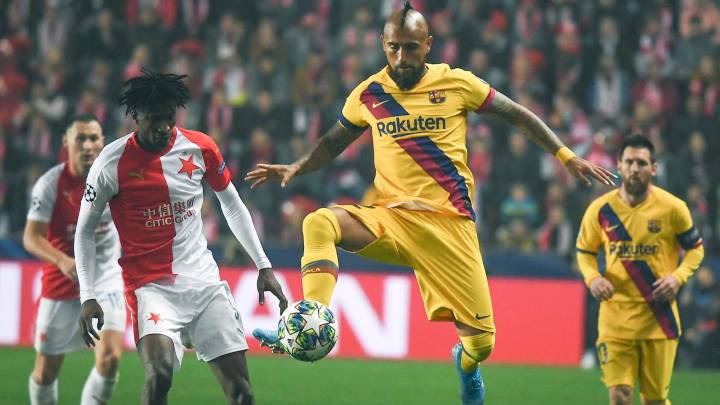 Vidal says it's tough sitting on Barcelona's bench
