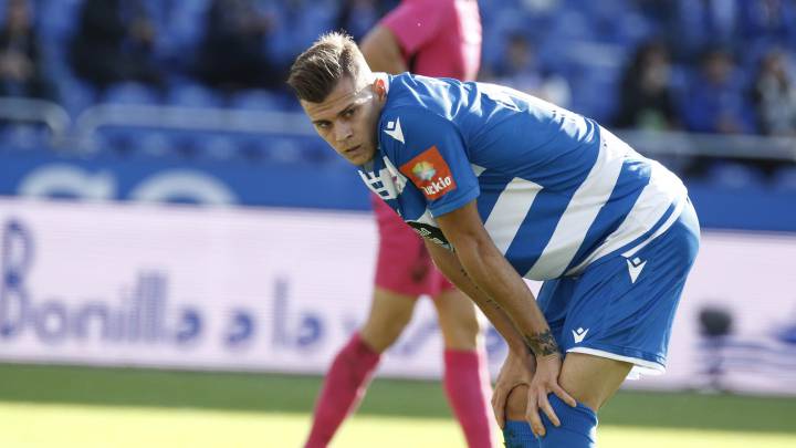 Longo, lamentándose tras la derrota ante el Málaga (0-2).
