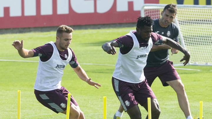 Ontiveros (izquierda) y Anguissa (centro) se machacan en el último entrenamiento del Villarreal.