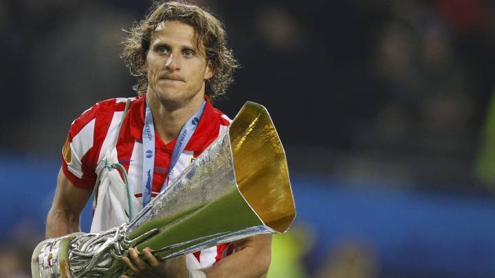 Forlán, con la Europa League que ganó el Atlético en 2010.
