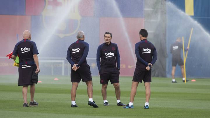 Ernesto Valverde habla con los integrantes de su cuerpo técnico.