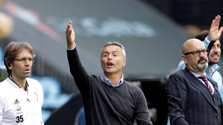 Fran Escribá protesta una decisión arbitral durante el partido entre el Celta y la Real Sociedad.