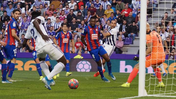 Salisu: "En el Camp Nou tenemos que estar concentrados y ser agresivos"