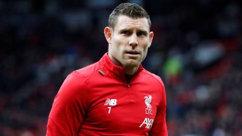 James Milner durante el calientamiento previo al Manchester United-Liverpool de la Premier League.