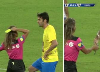 Para el partido, amonesta a Kaká y lo de después es tan surrealista que no se había visto jamás