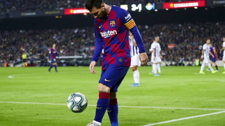 Leo Messi controla el balón durante el partido de Liga Santander entre el F.C. Barcelona y el Real Valladolid en el Camp Nou.