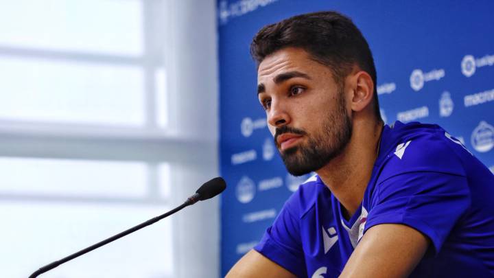 Nolaskoain en la sala de prensa de Abegondo con el Deportivo
