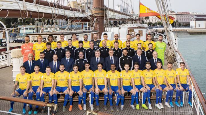 El Cádiz se hace la foto oficial en la cubierta del Juan Sebastián Elcano