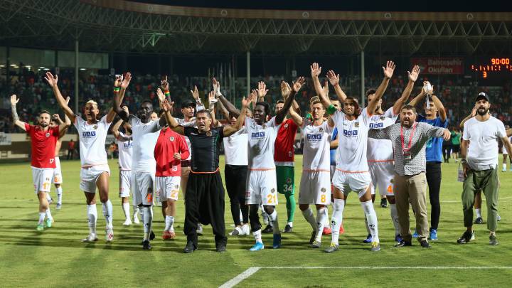 Los jugadores del Alanyaspor celebran la victoria sobre el Fenerbahçe en un partido de la liga turca.
