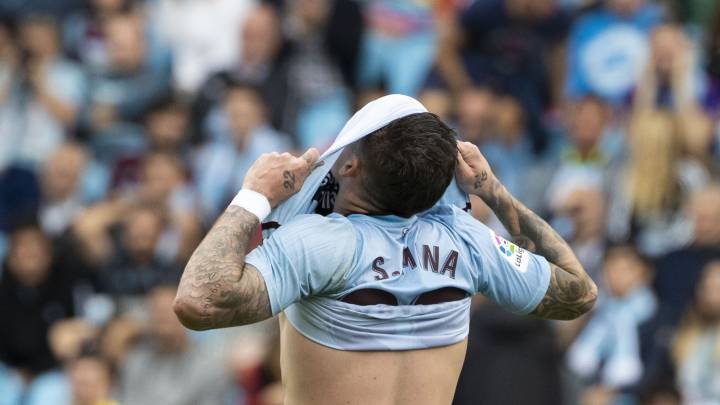 Santi Mina se tapa la cara con la camiseta después de fallar un remate contra la Real Sociedad.