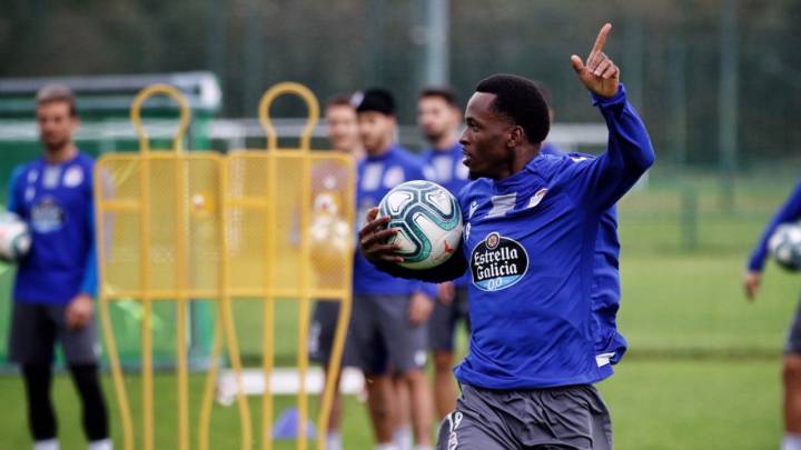 Mamadou Koné, durante el entrenamiento del Deportivo.