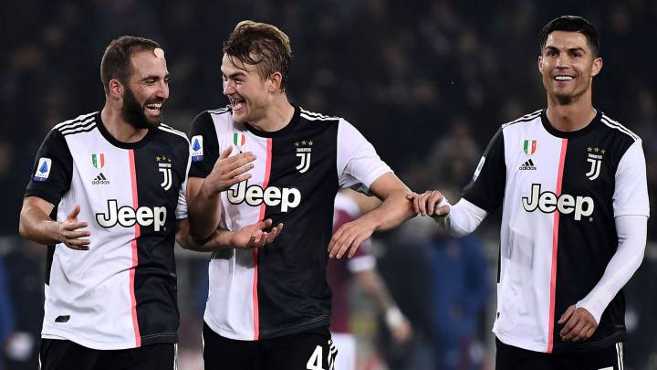 Matthijs de Ligt celebra el gol con Cristiano e Higuaín.