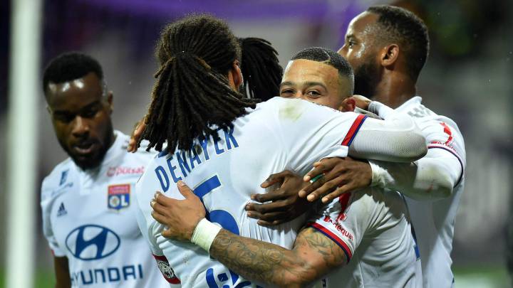 Depay celebra un gol con Denayer en el Toulouse-Lyon