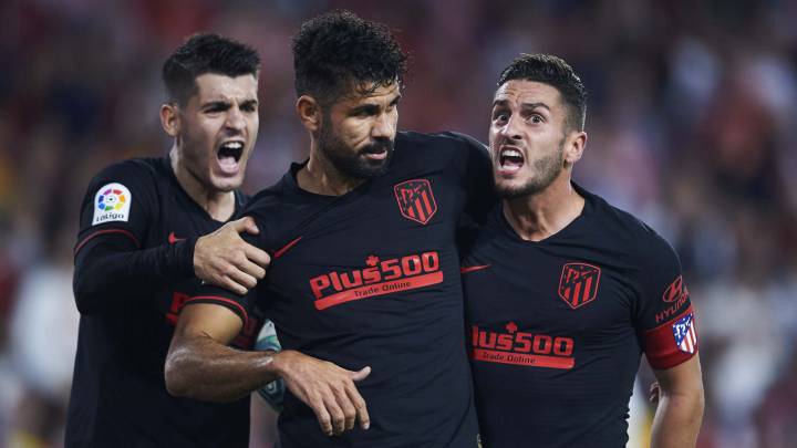 Morata y Koke rodean a Costa que no celebró el gol que marcó al Sevilla, después anulado por el árbitro porque Correa estaba en fuera de juego.