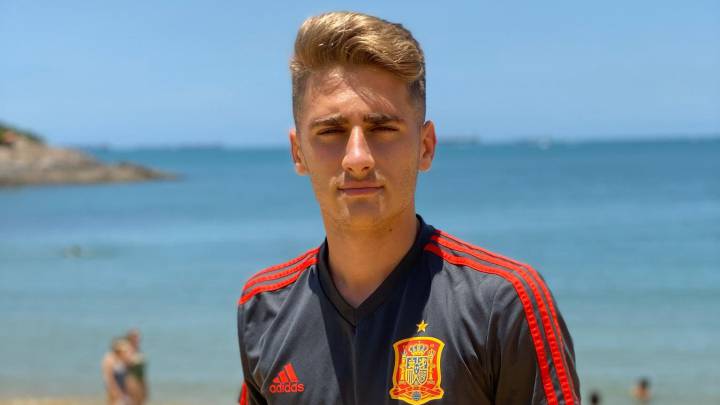 El internacional Sub-17 español Robert Navarro, en la playa de Vitória durante el Mundial de la categoría organizado en Brasil.