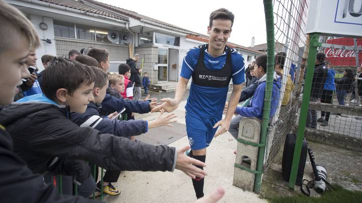 Iñigo Pérez, quien, olvidada su lesión, está en la convocatoria, posa feliz con algunos aficionados rojillos esta semana.