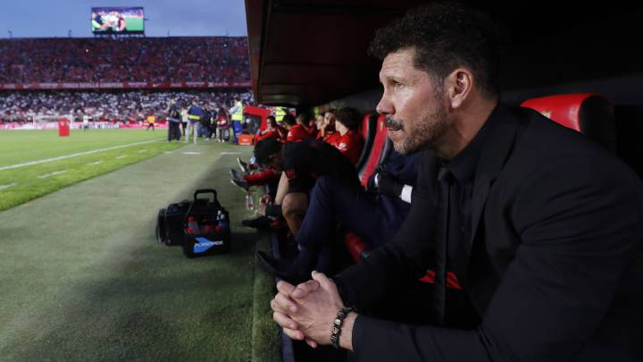 Simeone, en el banquillo del Sánchez Pizjuán.