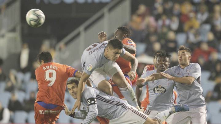 Toro Fernández salta por encima de Hugo Mallo junto a Ángel, Beltrán y Aidoo.