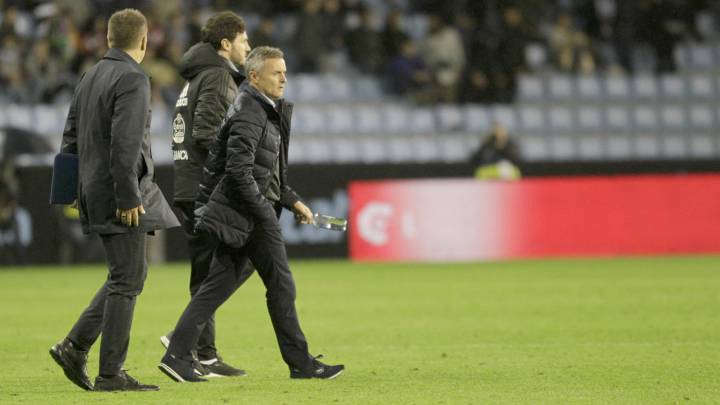 Fran Escribá cruza el terreno de juego de Balaídos acompañado por miembros de su cuerpo técnico.