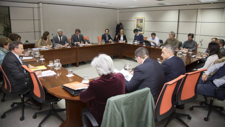 Mesa negociadora entre sindicatos y clubes por el convenio.