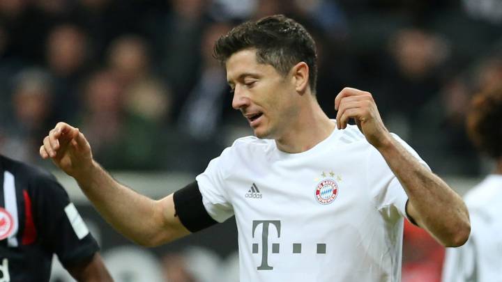 Lewandowski se lamenta durante un partido contra el Eintratch.