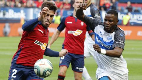 Wakaso pelea con Nacho Vidal por un balón durante el último Osasuna-Alavés.
