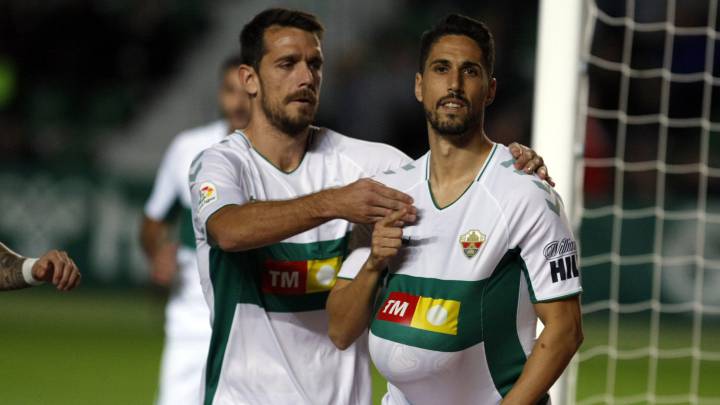 Fidel, del Elche, celebra uno de sus tantos.