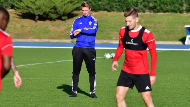 Guti, con los jugadores del Almería.